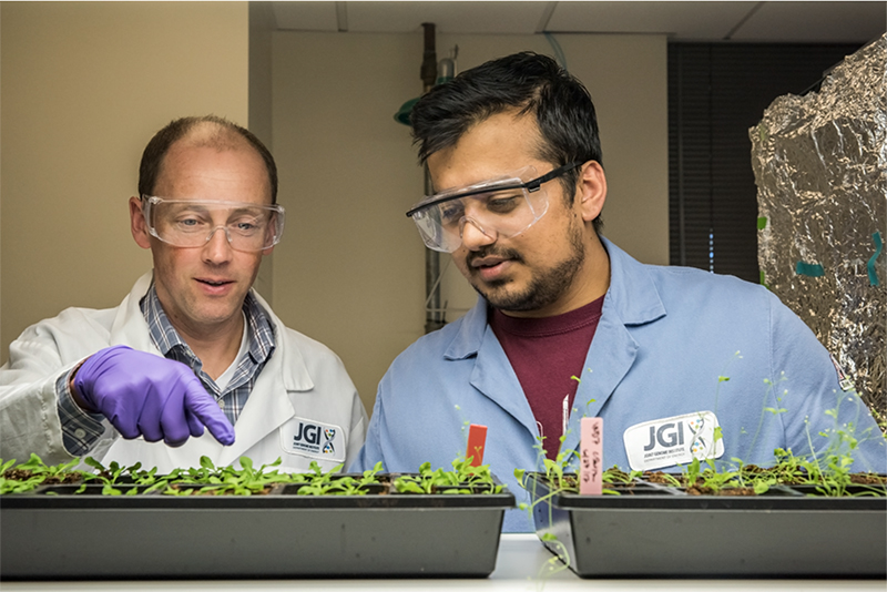 Axel Visel and mentee Sai Prahabkar (Marilyn Chung, Berkeley Lab)