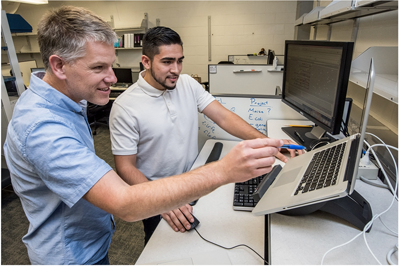 Matt Blow and mentee Antonio Gonzalez (Marilyn Chung, Berkeley Lab)