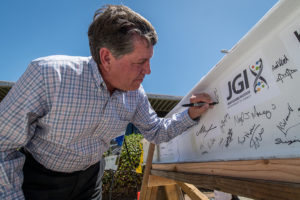 Ray Turner signing the final beam for the Integrative Genomics Building (IGB) in 2018. (Paul Mueller/Berkeley Lab)